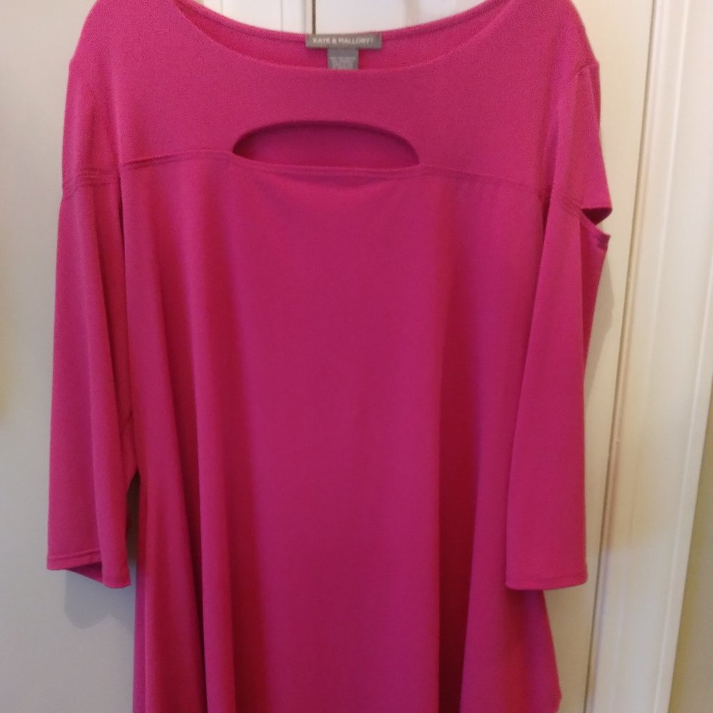 NWOT Kate & Mallory Arm & Neck Peek Hole Shark Bite Hem Tunic 1X in Fushia